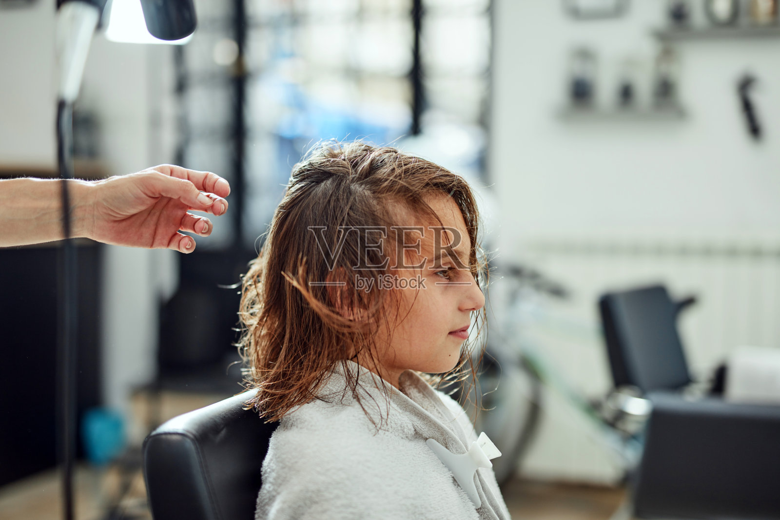 理发师在沙龙里理发。照片摄影图片