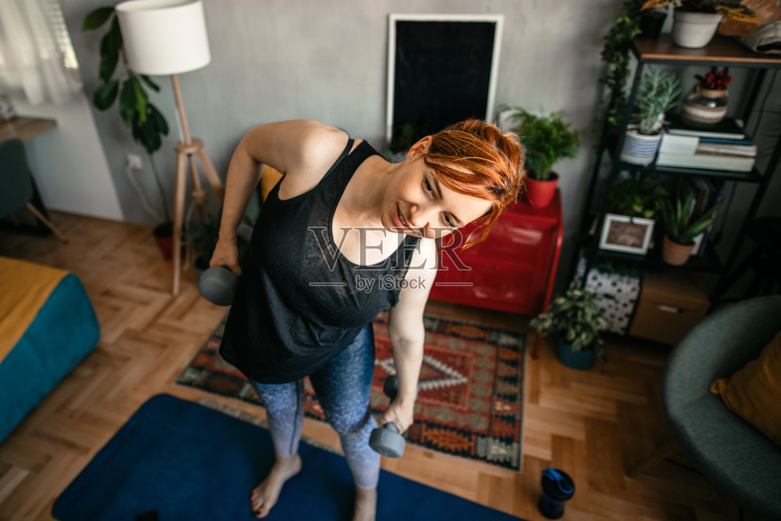 孕妇照顾好自己,在家用哑铃锻炼照片摄影图片