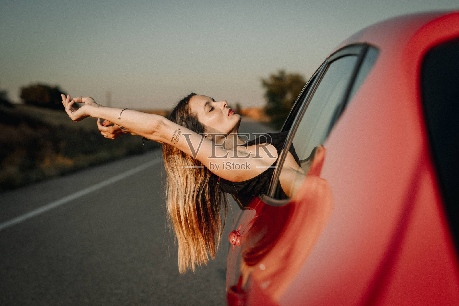 一个女人向车窗外偷窥的肖像照片摄影图片