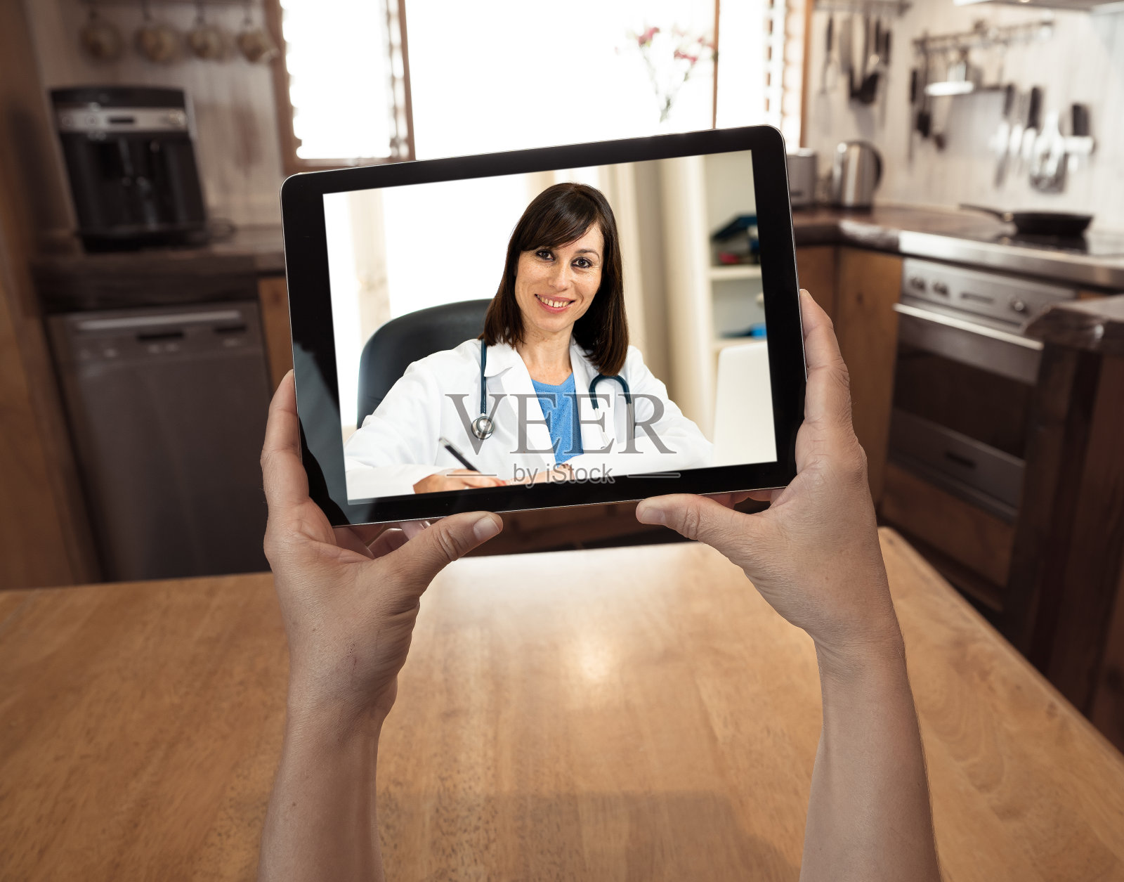 2019冠状病毒病在线诊疗与东北正常。在冠状病毒大流行封锁和社交距离中,女性与在线女医生进行虚拟预约,在家中获得健康建议和医疗保健。照片摄影图片