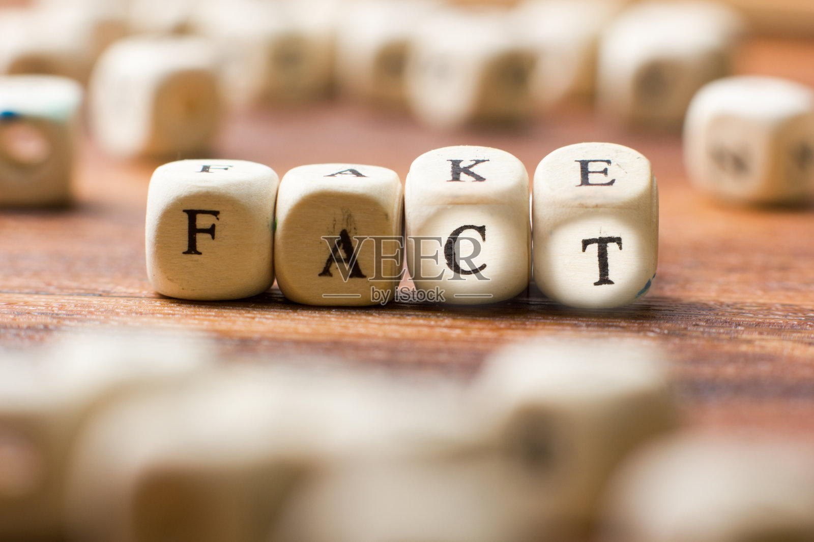 假与实写于木方上,以木方为背景。照片摄影图片