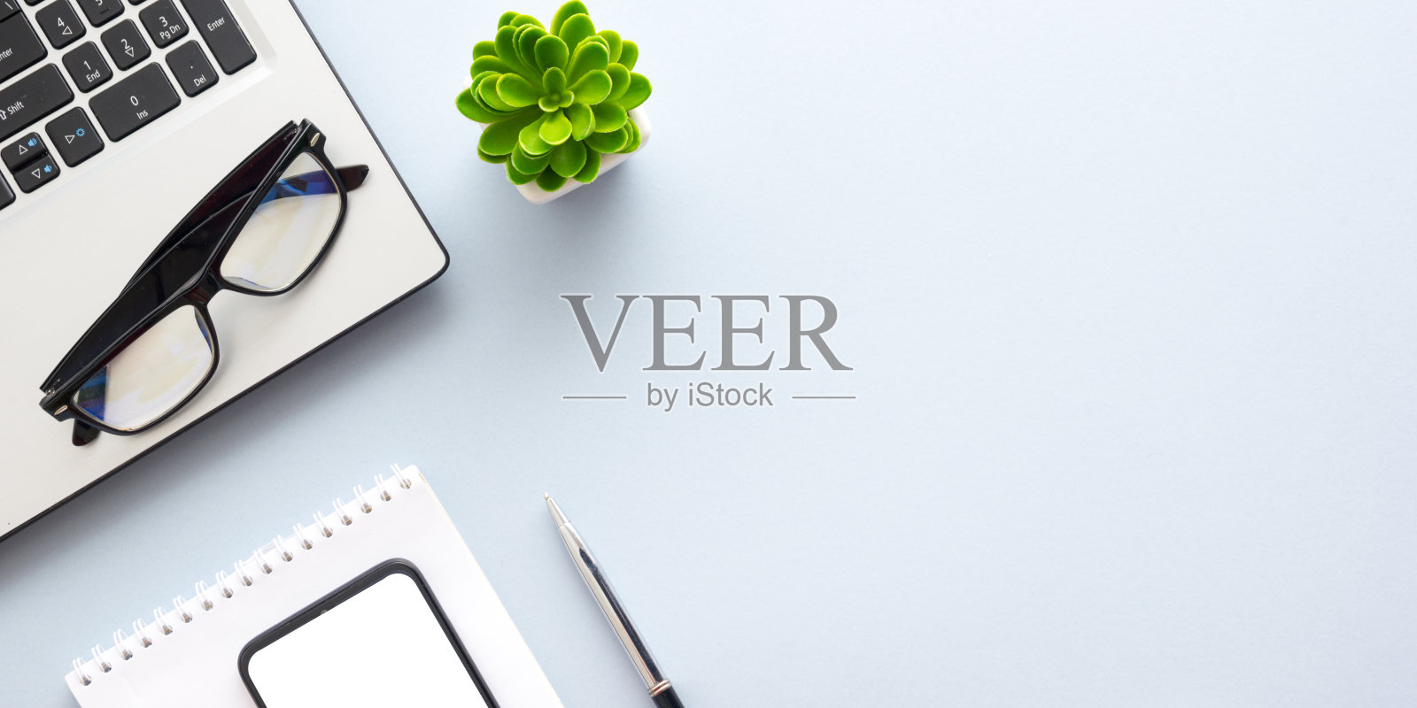 办公桌旁摆着办公用品。平整办公场所及物品。前视图。文本复制空间照片摄影图片