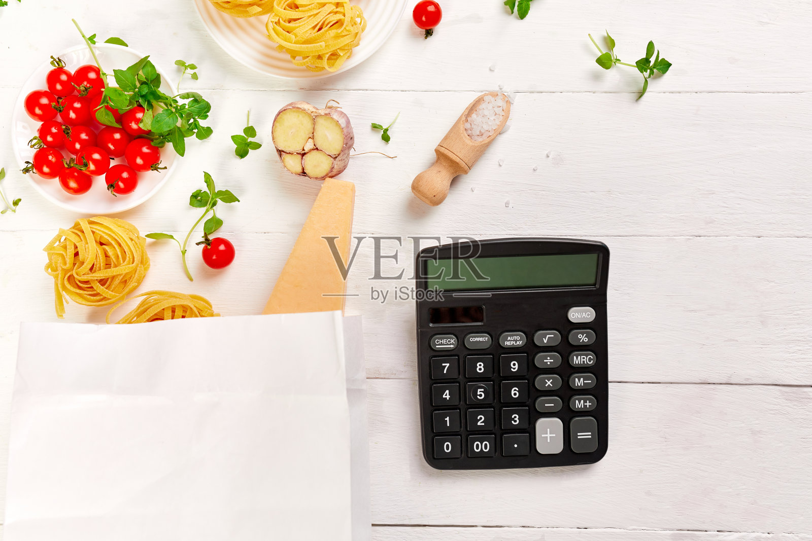 纸袋装的健康食品,意大利面食的配料照片摄影图片