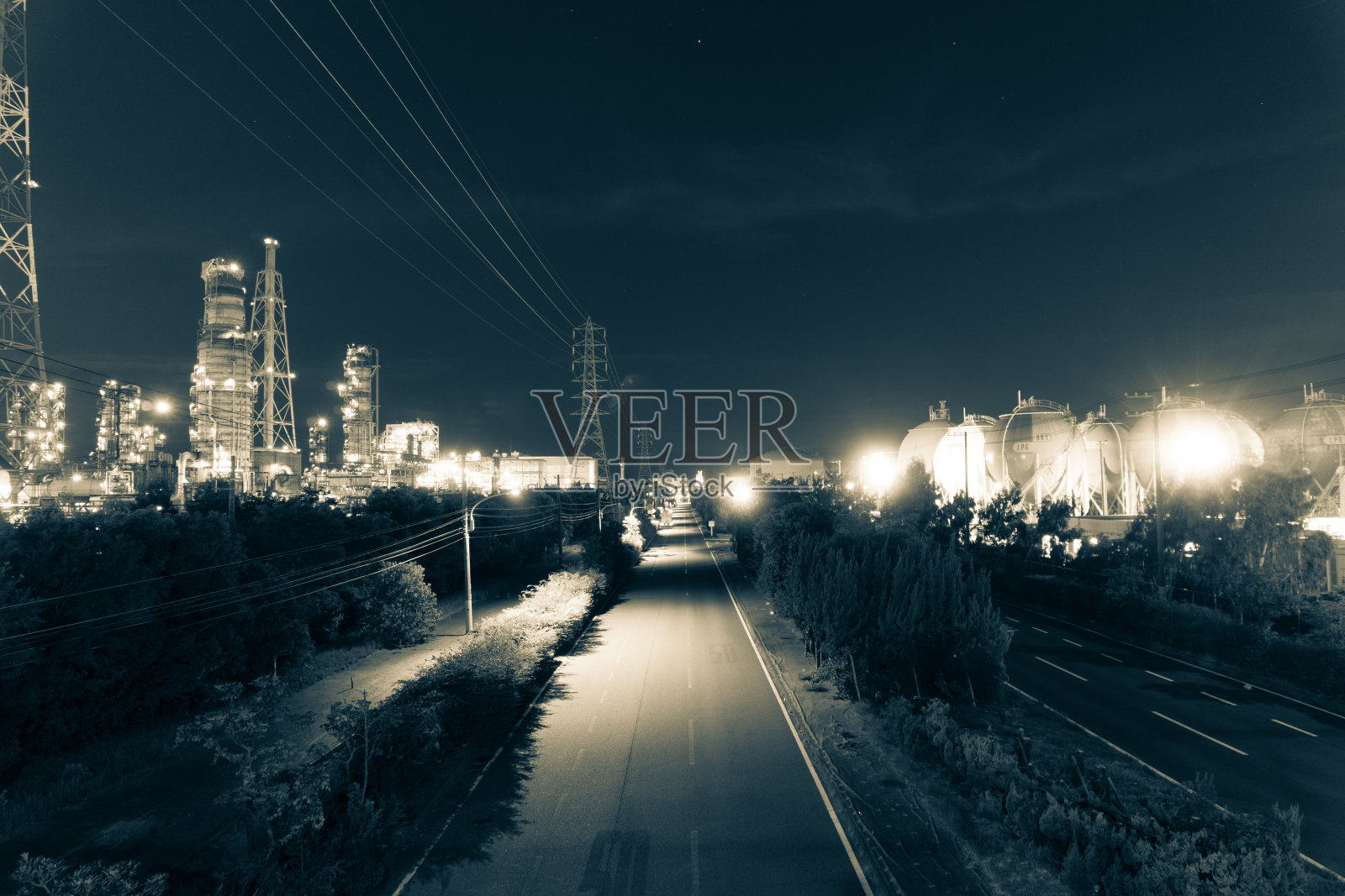 一组有气罐的工厂,两边都有工厂照片摄影图片