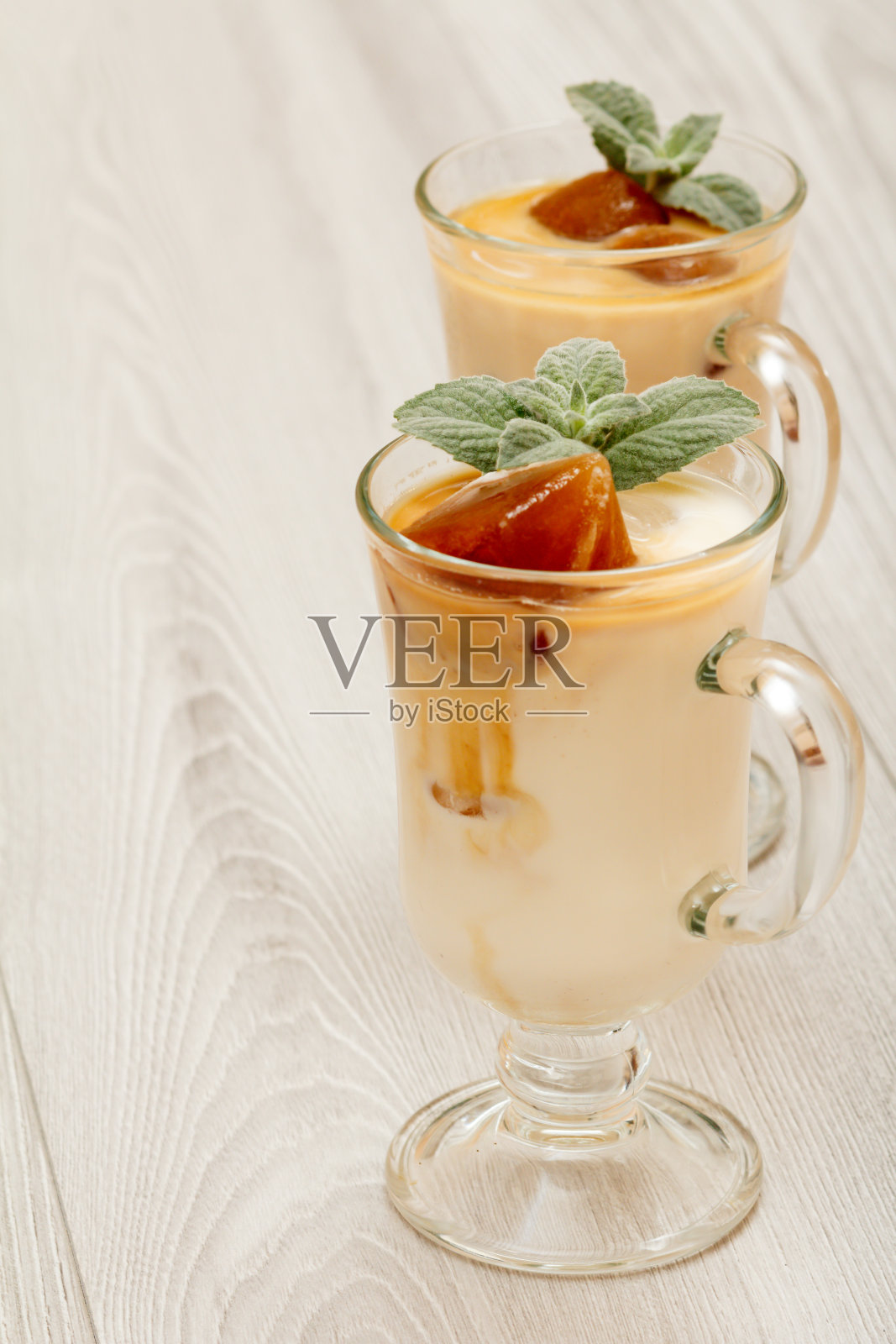 两杯美味的奶昔加巧克力冰照片摄影图片