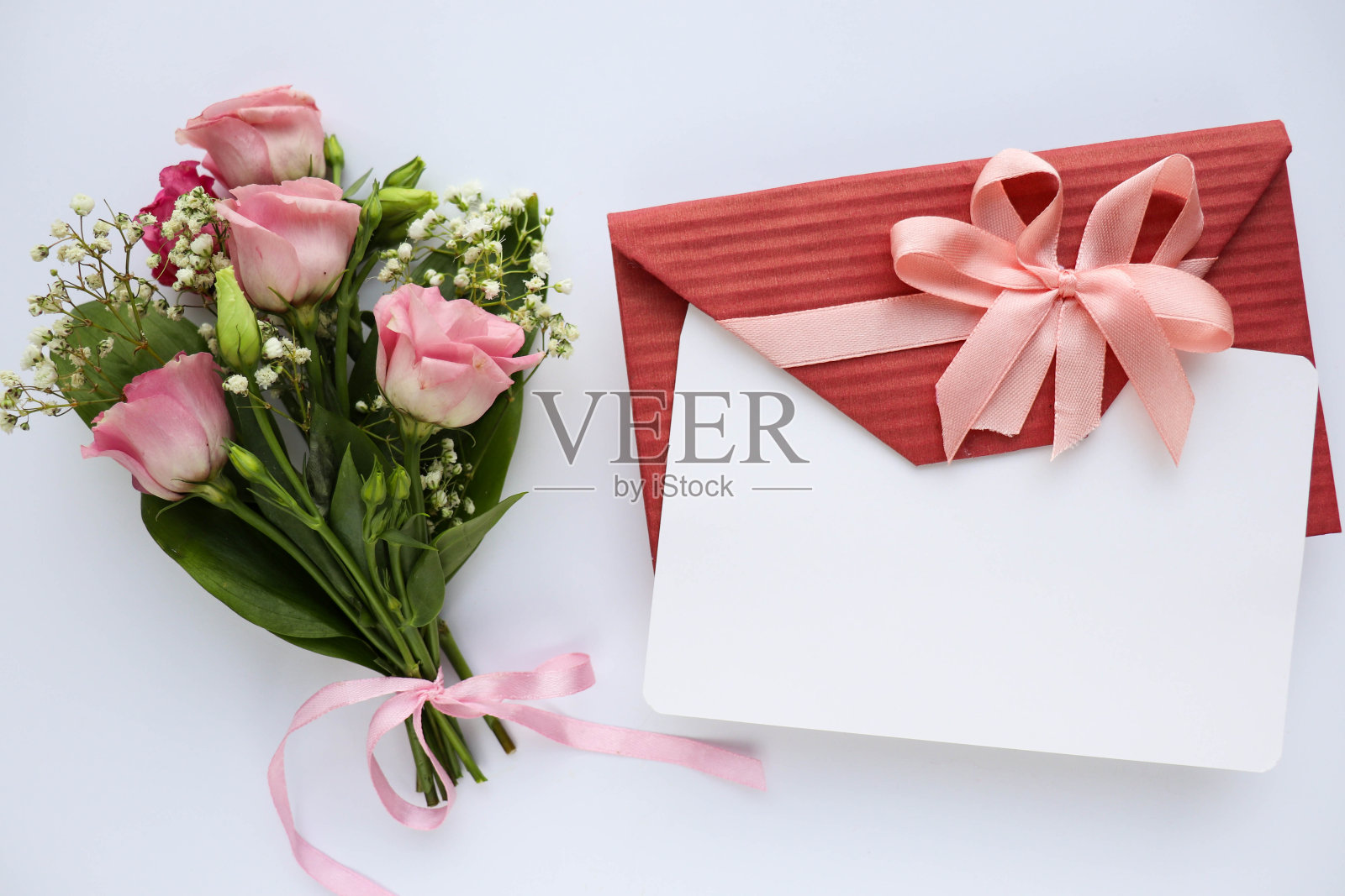 模拟贺卡。一小束粉色玫瑰和文字空间照片摄影图片