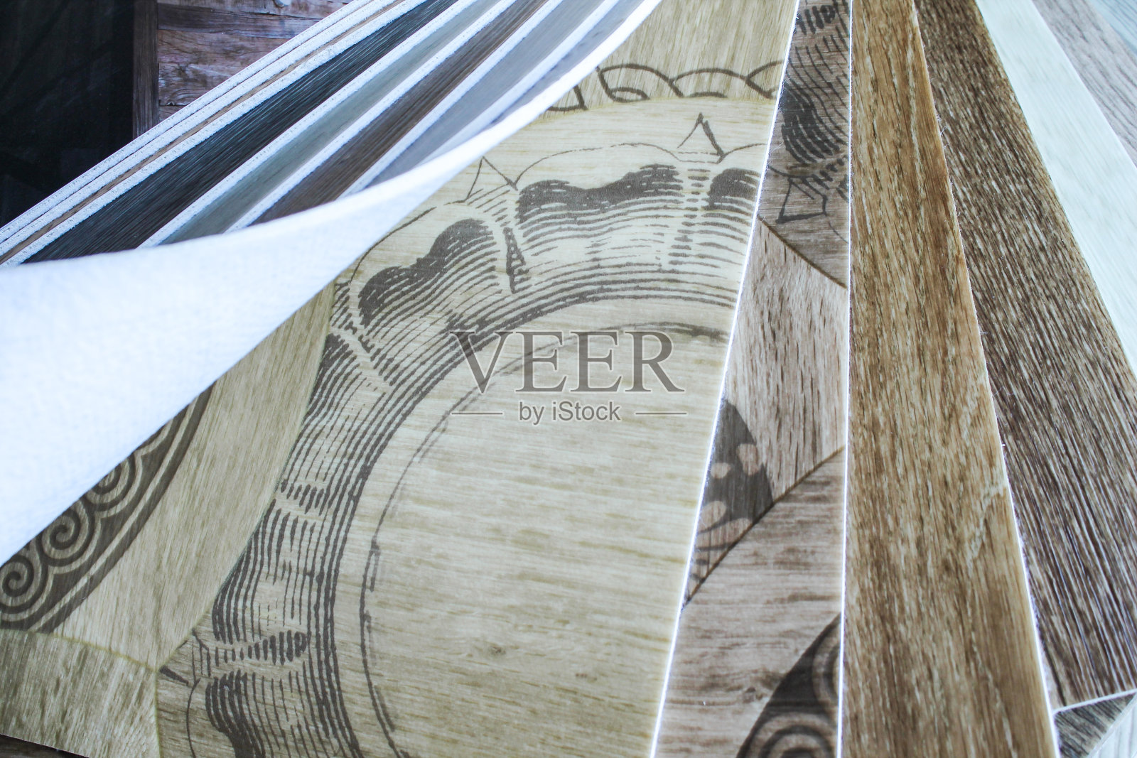 油毡。木地板样品与木材纹理。用特殊的刀切割的过程。躺在房间里。照片摄影图片