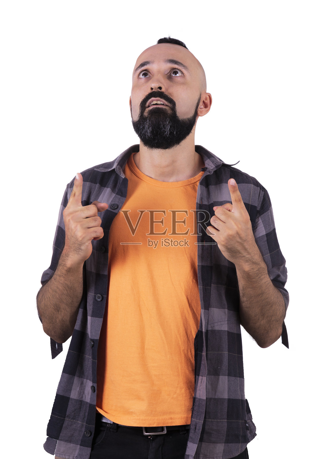 一个惊讶的西班牙裔年轻人指着我,抬头看了看照片摄影图片