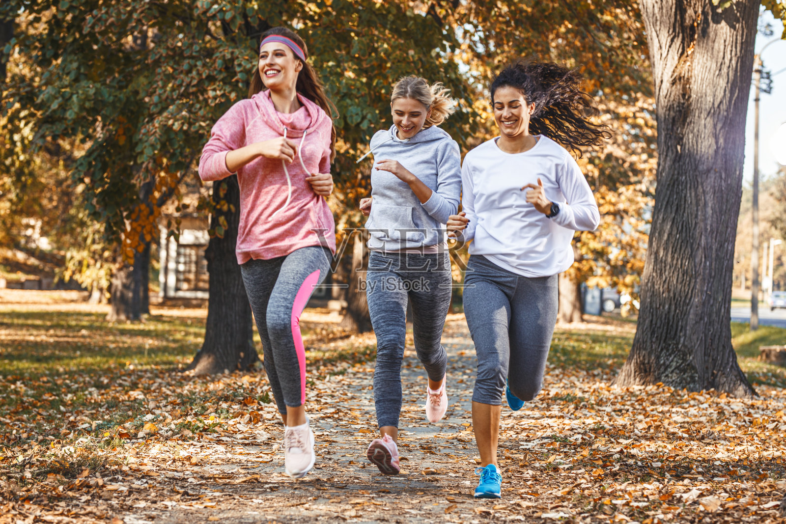 女性朋友早上在城市公园慢跑。照片摄影图片