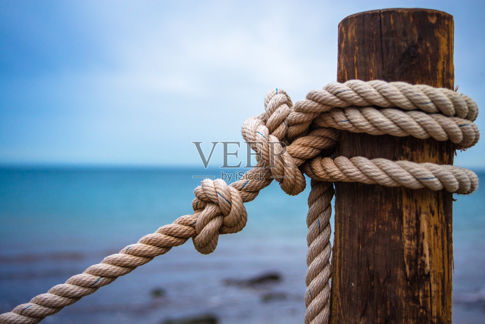 木制栏杆和绳索面朝大海照片摄影图片