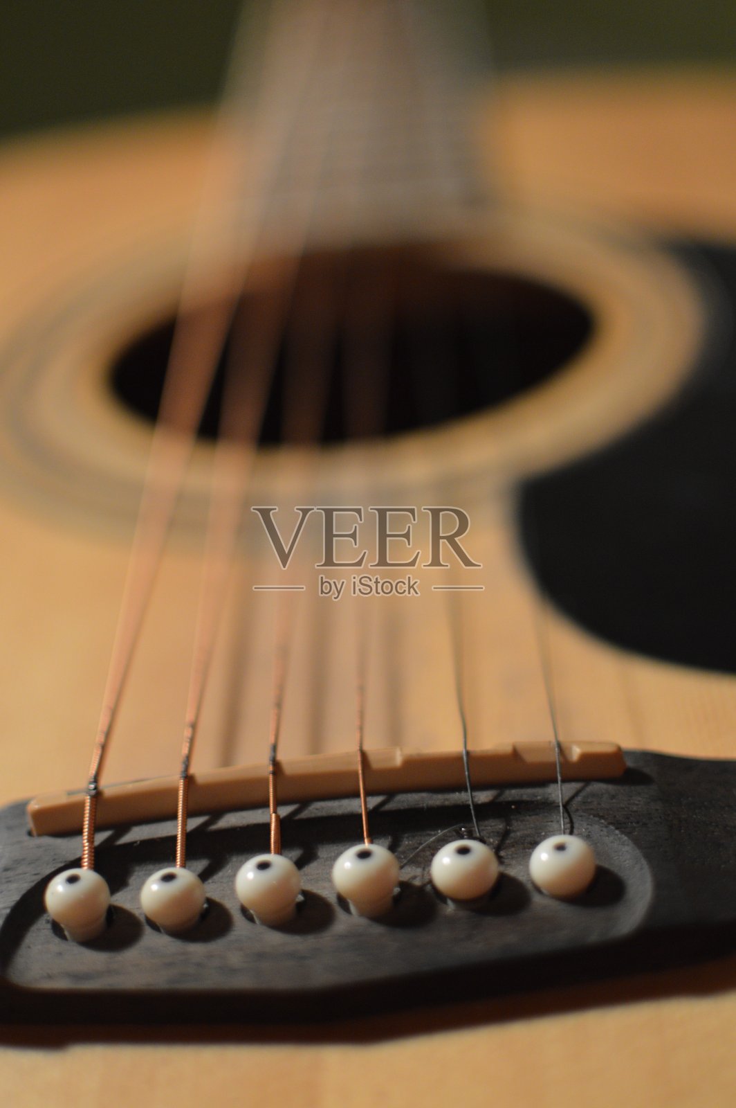 一个人在弹原声吉他的特写照片摄影图片