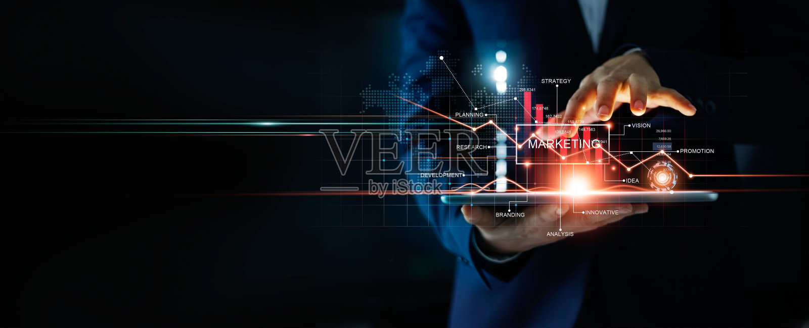 数字在线营销,商人使用平板电脑和分析销售数据图表增长的现代界面图标的战略,解决方案分析和开发内容的全球网络连接。照片摄影图片