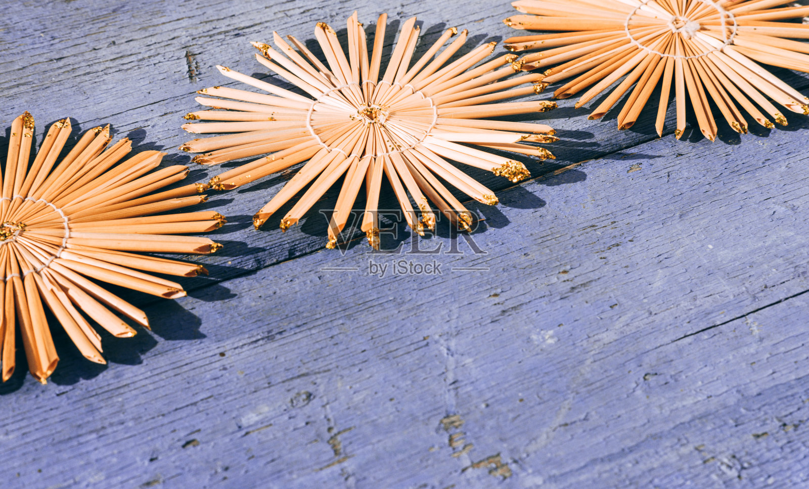 木制圣诞背景,俯视图。放置文字在新年的背景。美丽的丁香圣诞背景与手工制作的稻草圣诞树玩具和雪花。照片摄影图片