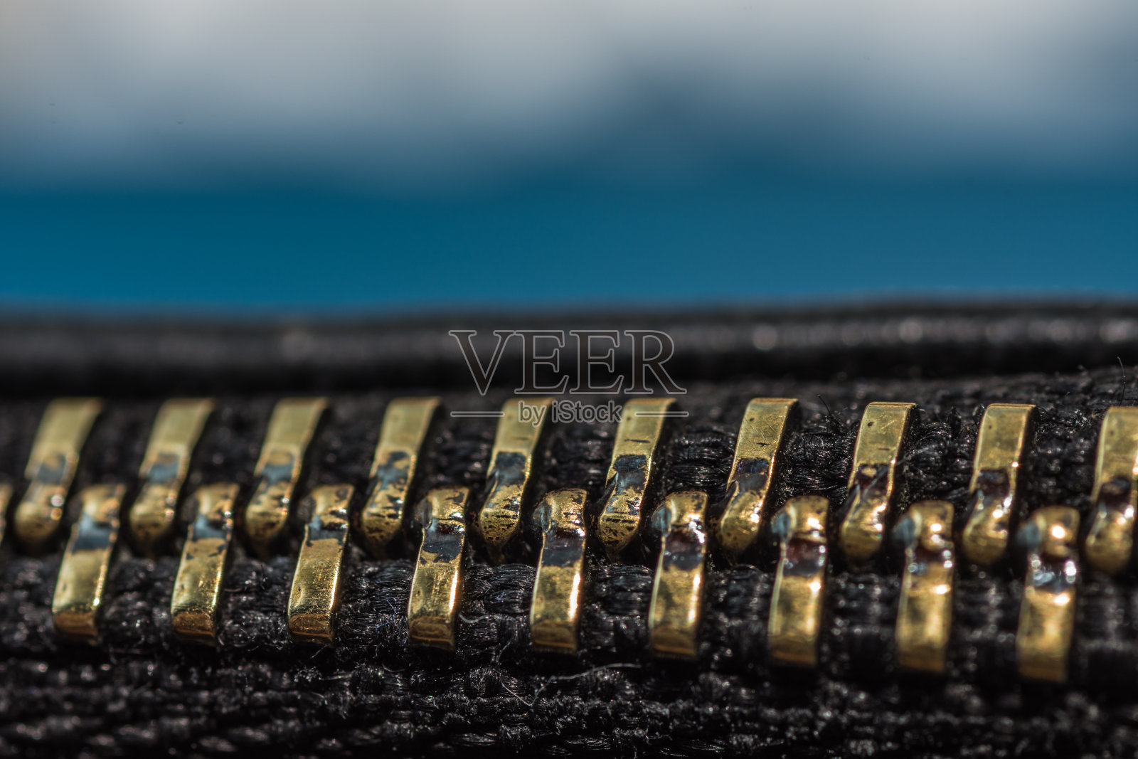 拉链细节视图与蓝色背景照片摄影图片