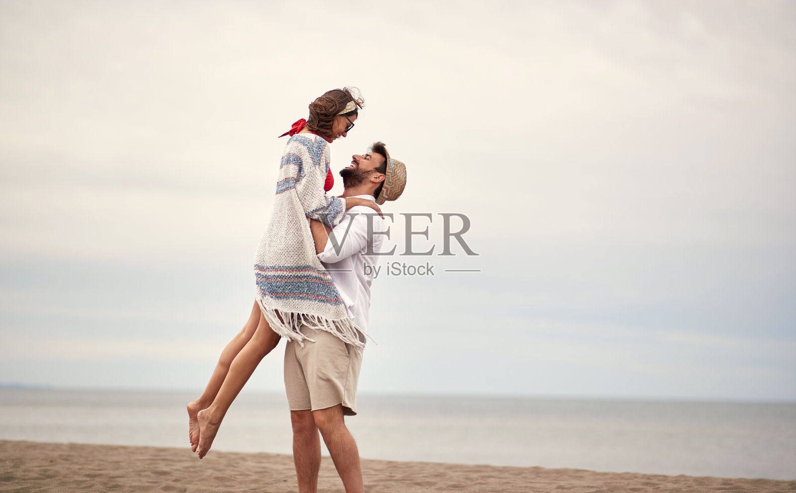 相爱的年轻情侣在海滩上享受浪漫时光照片摄影图片