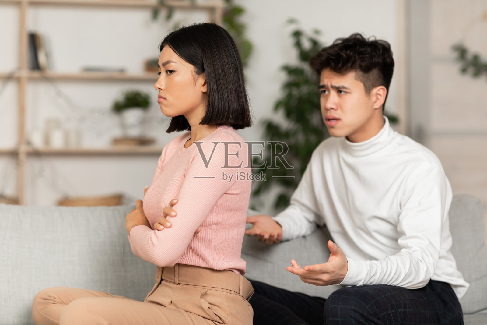 亚洲丈夫在家里试图与被冒犯的妻子交谈照片摄影图片