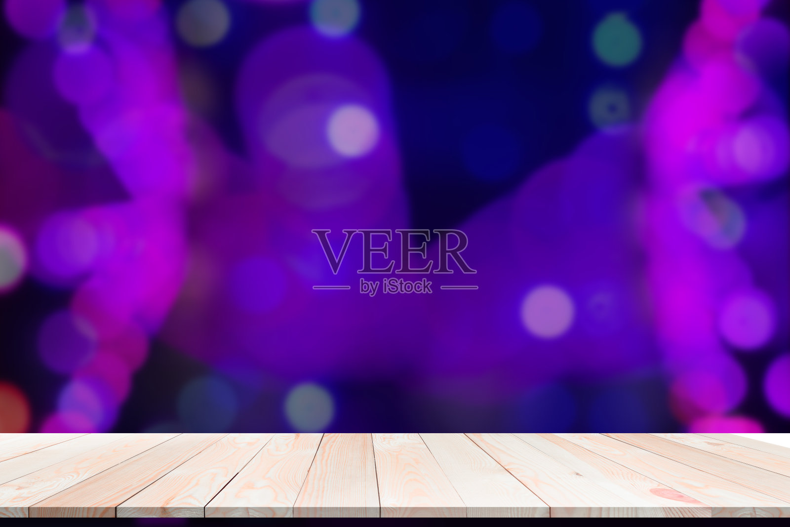 摘要散景为背景的2021年新年概念。紫色的散景与木质的露台视角。照片摄影图片