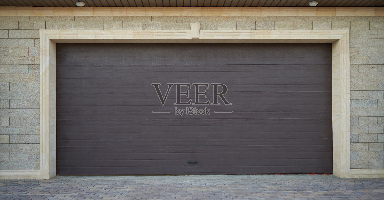 宽大的自动车库门和豪华车库,石墙照片摄影图片