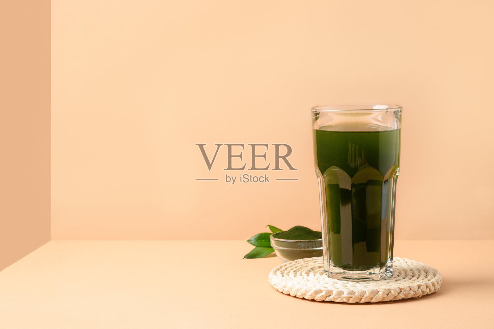 小球藻健康饮料在玻璃上的灰色背景。照片摄影图片