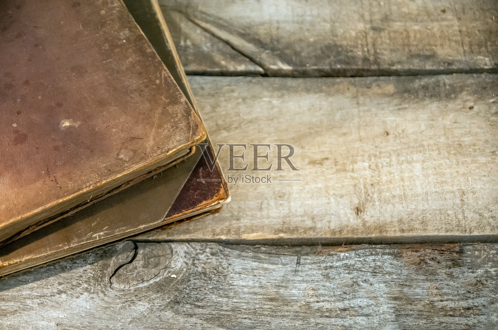 木桌上的旧书照片摄影图片