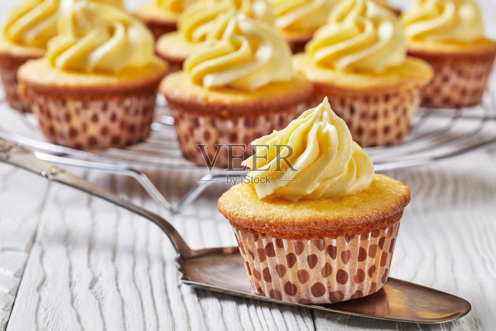 大理石桌子上放着蛋糕铲,上面放着香草奶油蛋糕照片摄影图片