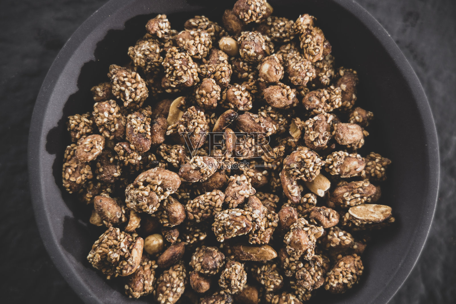 鲜嫩可口的调味花生照片摄影图片