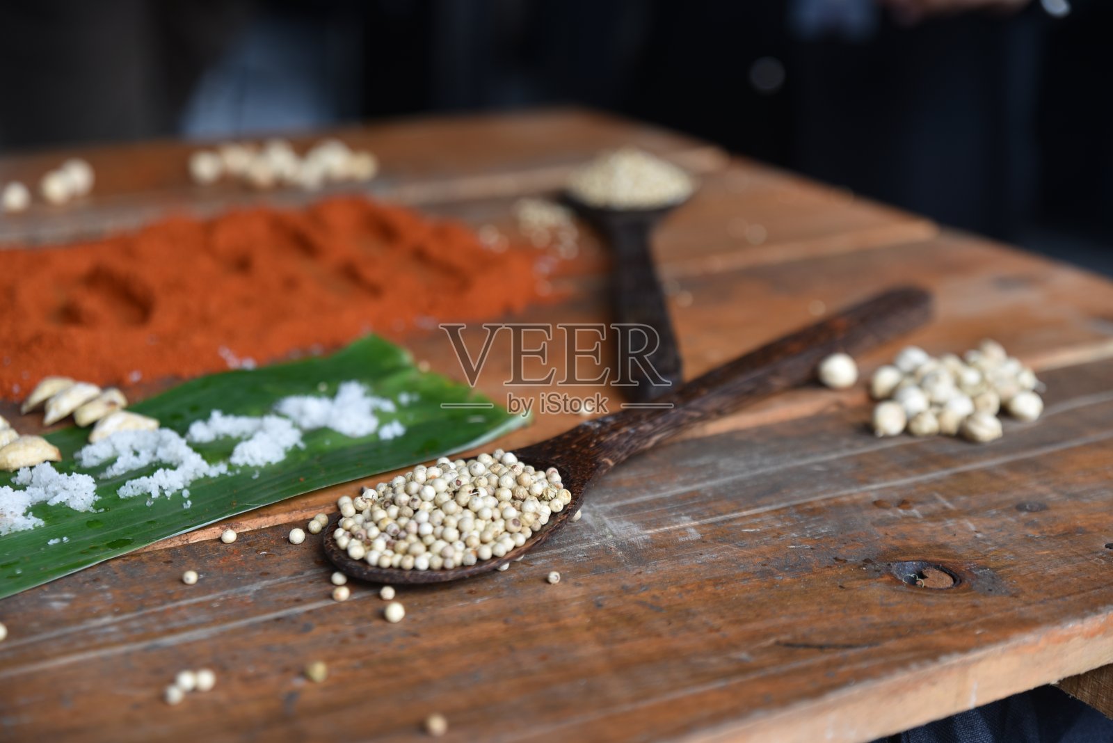 各种香料配以木勺和香草照片摄影图片
