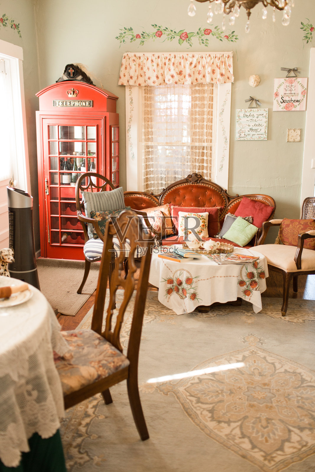 在一个优雅的复古家庭中享用纯正的英式下午茶照片摄影图片