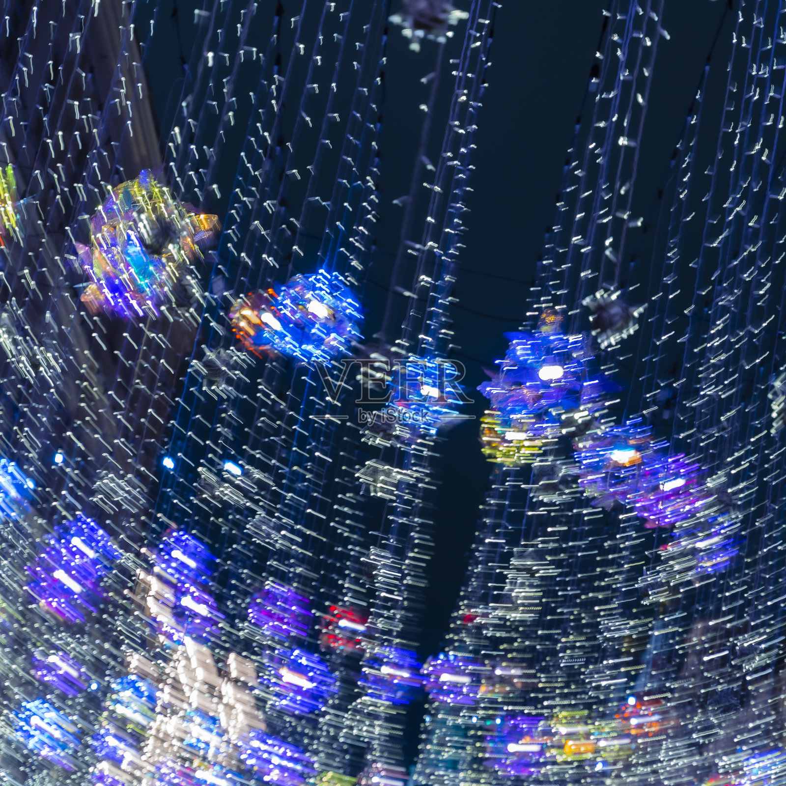 新年和圣诞节晚上的灯光装饰照片摄影图片