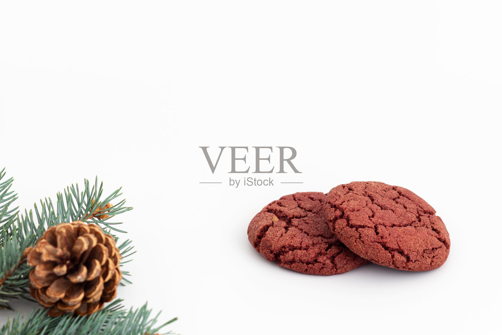 白色背景上的樱桃丝绒饼干。照片摄影图片