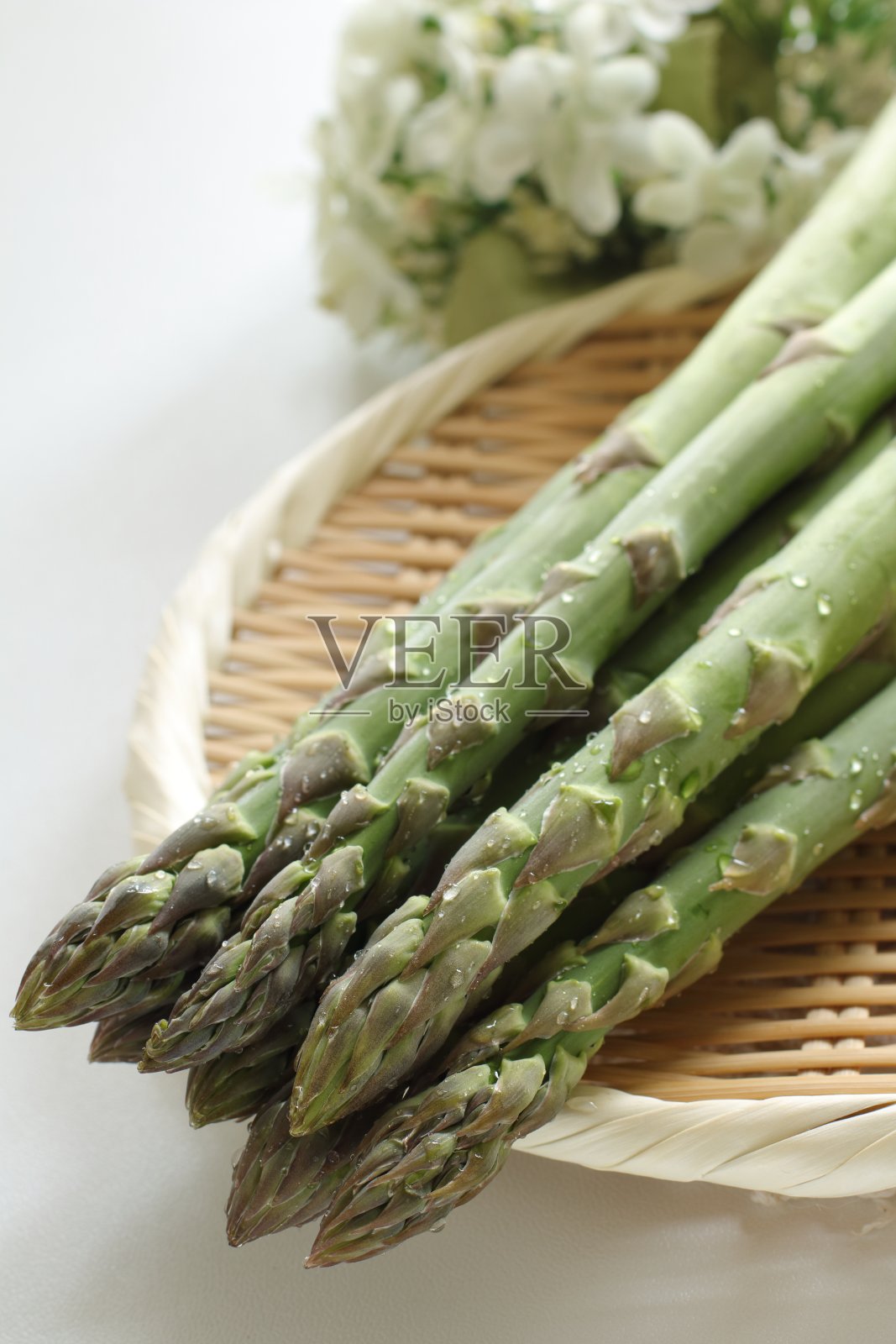 竹篮上的新鲜绿芦笋照片摄影图片
