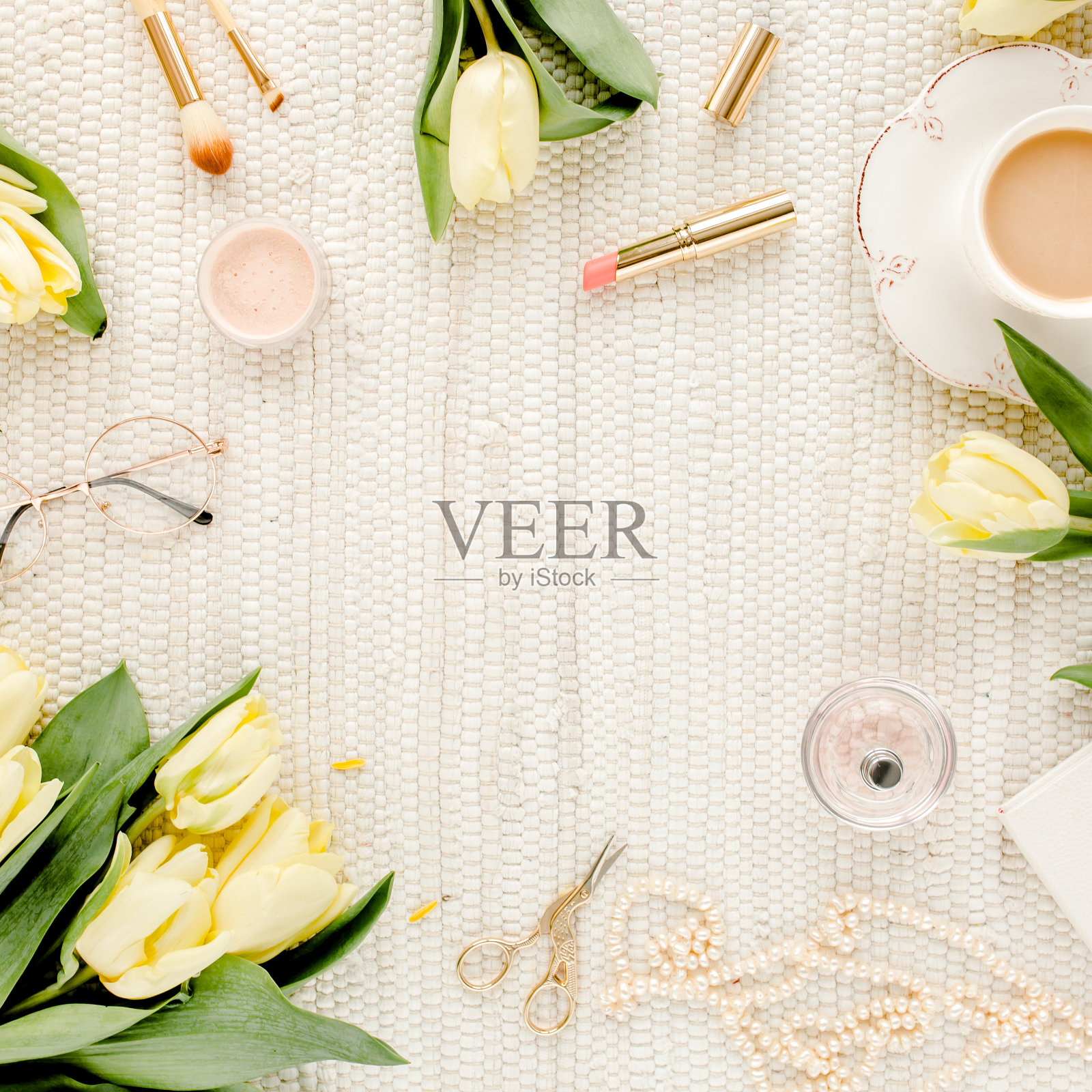 黄色的郁金香花,金色的女装配饰,日记本,白色背景的眼镜。平的。顶视图的女性照片摄影图片