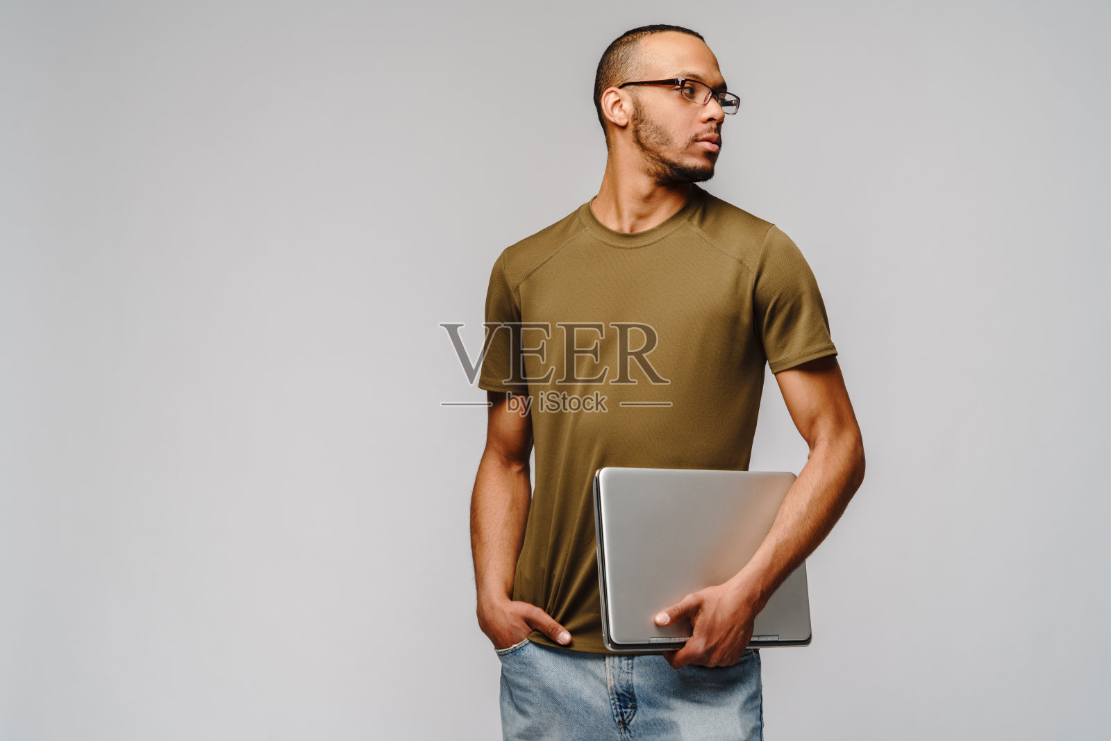 一个年轻的非洲裔美国人戴着眼镜拿着笔记本电脑照片摄影图片