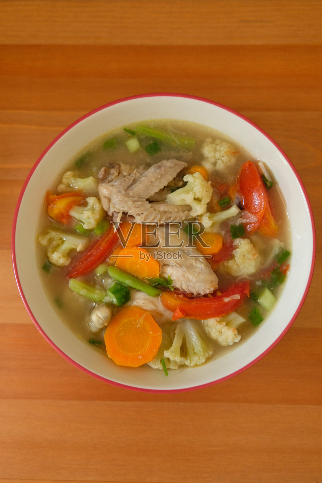 碗里的鸡汤。照片摄影图片