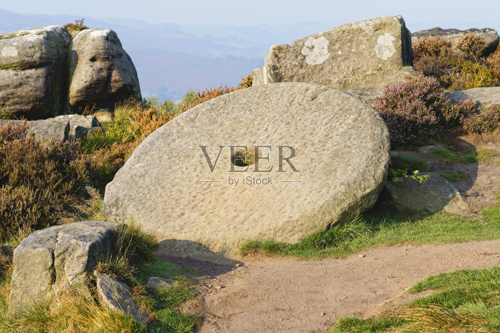 一个未完工的磨盘被遗弃在德比郡的惊奇之景照片摄影图片