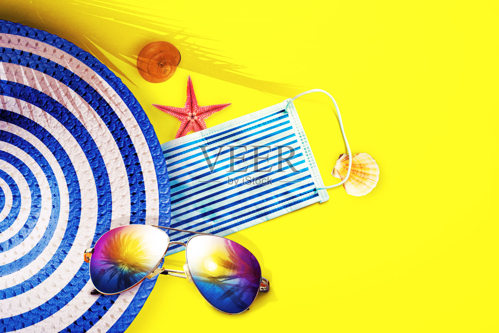 度假时带海星的帽子和冠状病毒口罩照片摄影图片