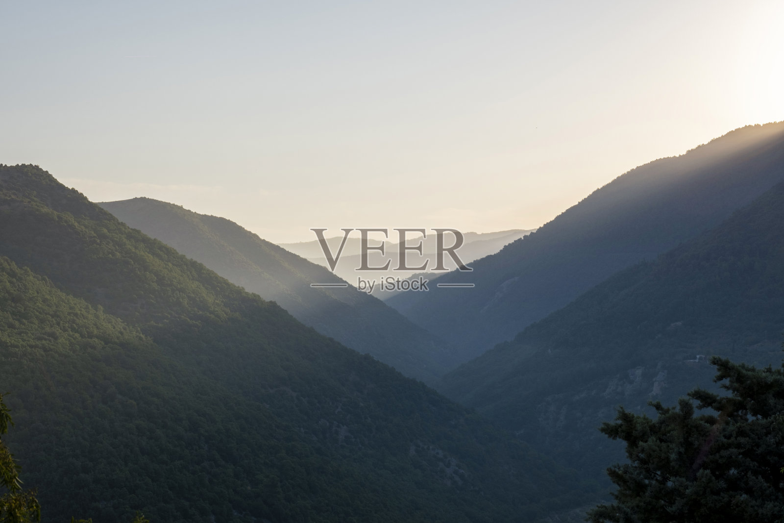 夏日日落时的托斯卡纳风景照片摄影图片