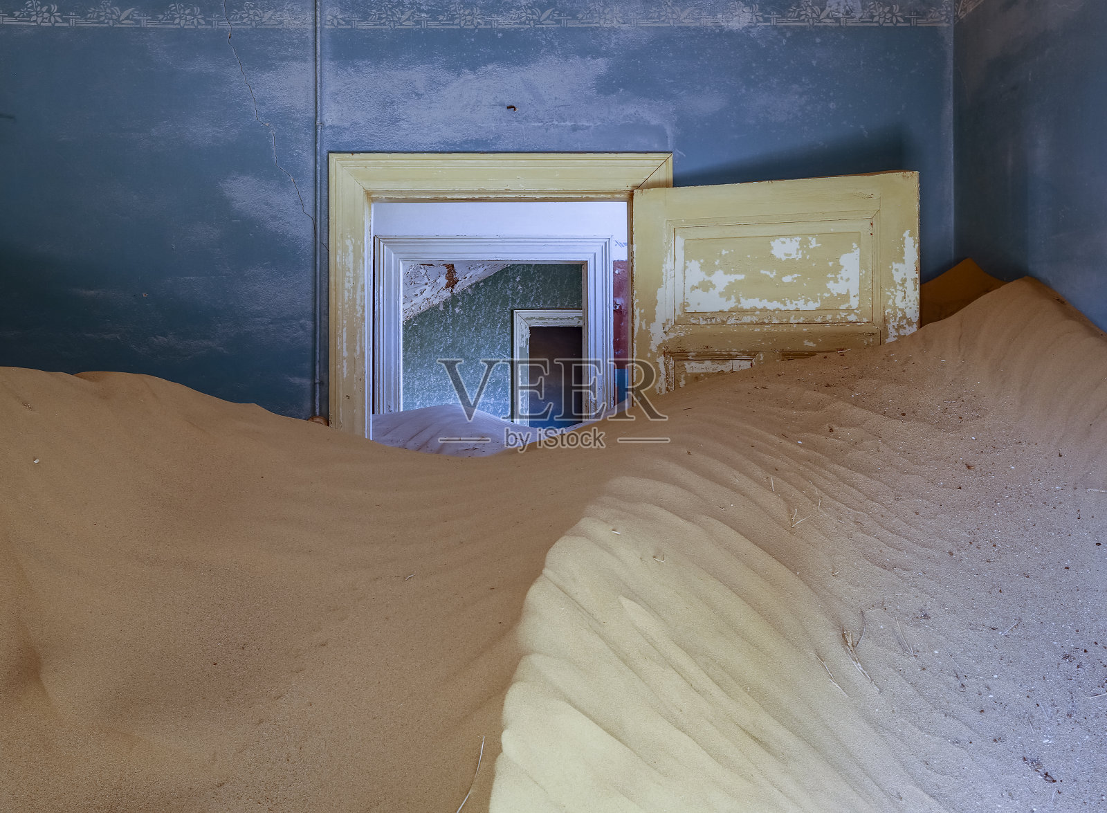 沙子侵入并占据了科曼斯科普的这些房间照片摄影图片