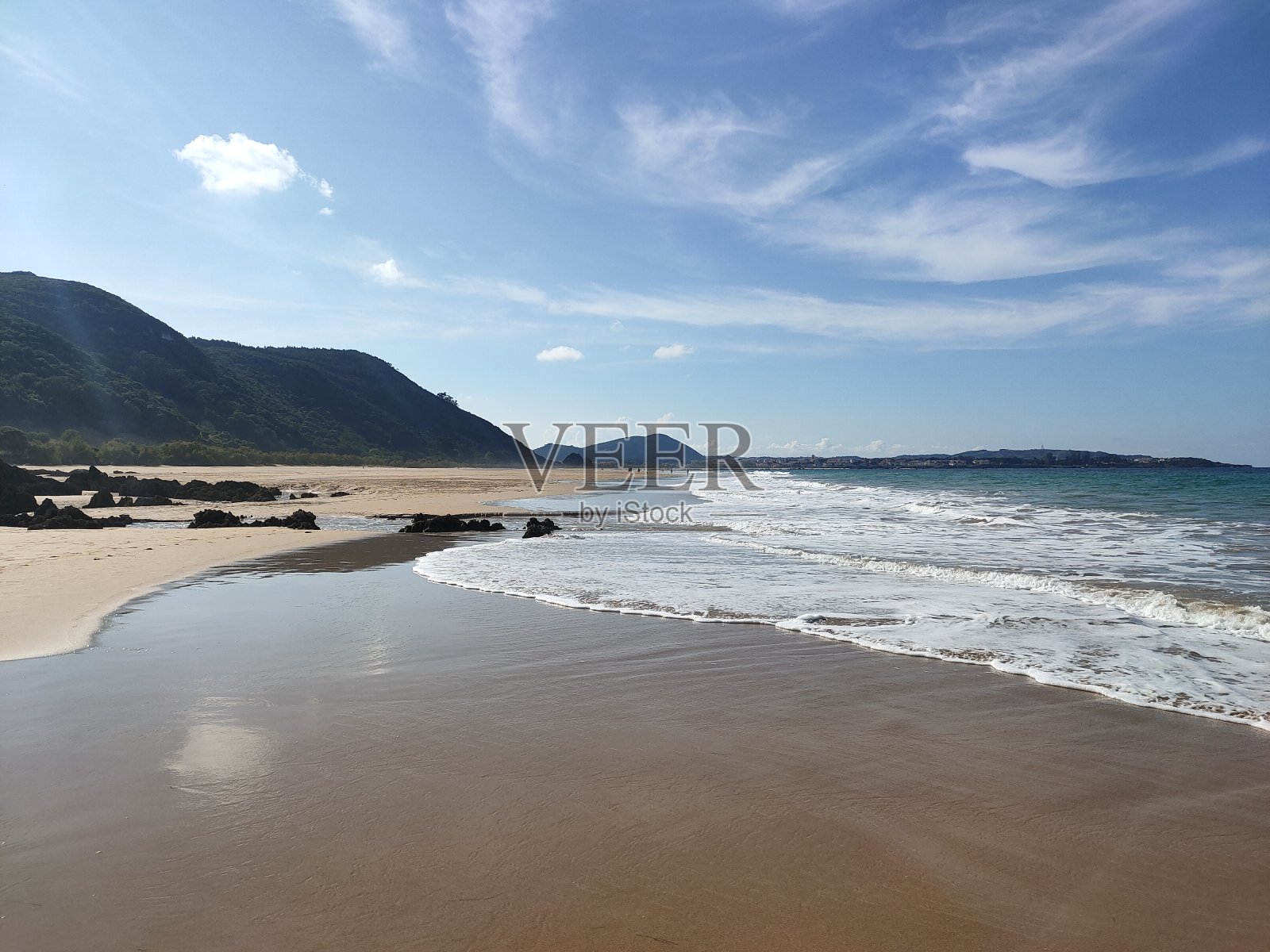 在夏天的海滩上照片摄影图片