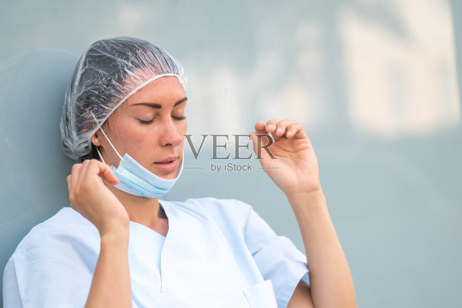 忧虑的医生在休息照片摄影图片