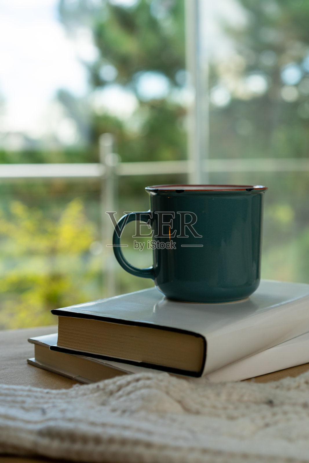 咖啡杯放在窗前照片摄影图片