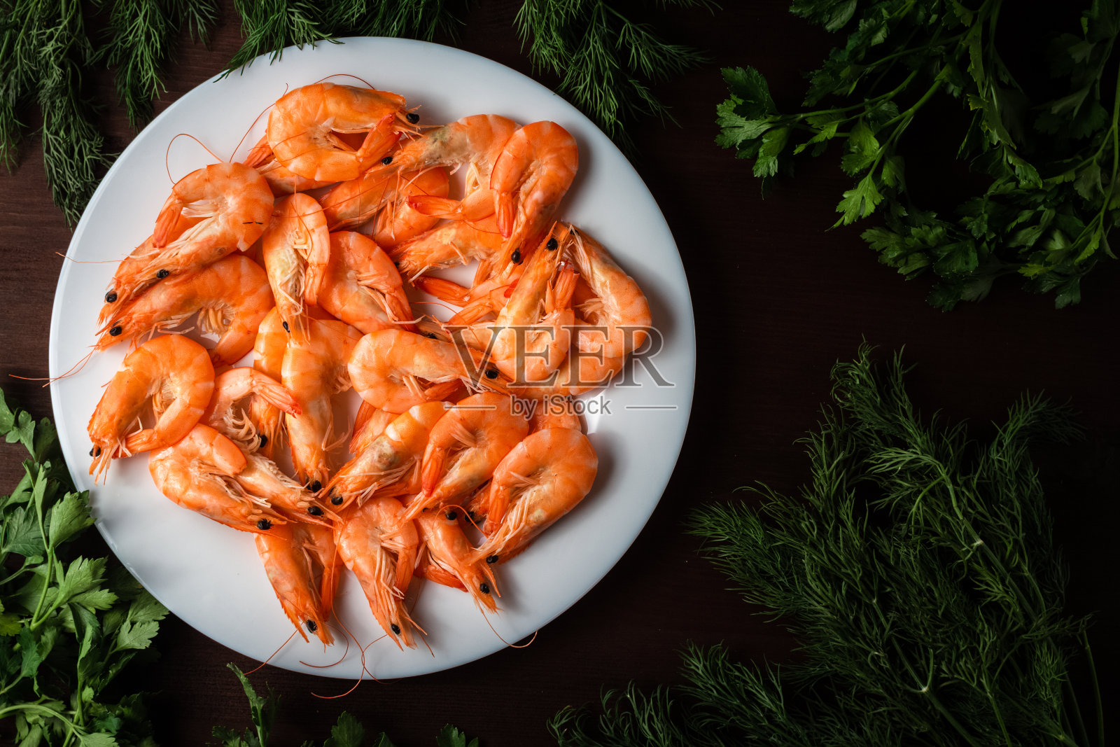 切菜板上的大虾用柠檬和大蒜调味照片摄影图片