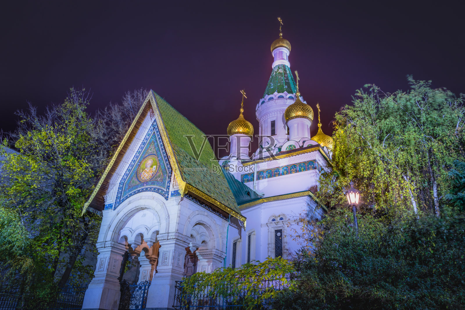 俄罗斯圣尼古拉斯教堂的奇迹制造者在夜晚照亮-索菲亚,保加利亚照片摄影图片