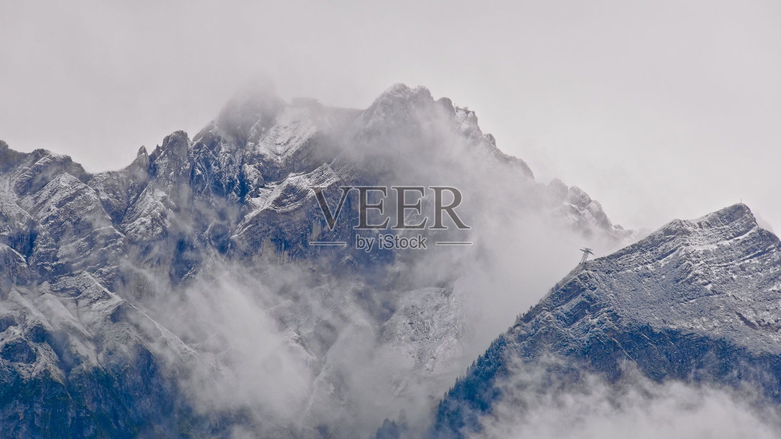 皮拉图斯山几乎没有积雪,但乌云密布照片摄影图片