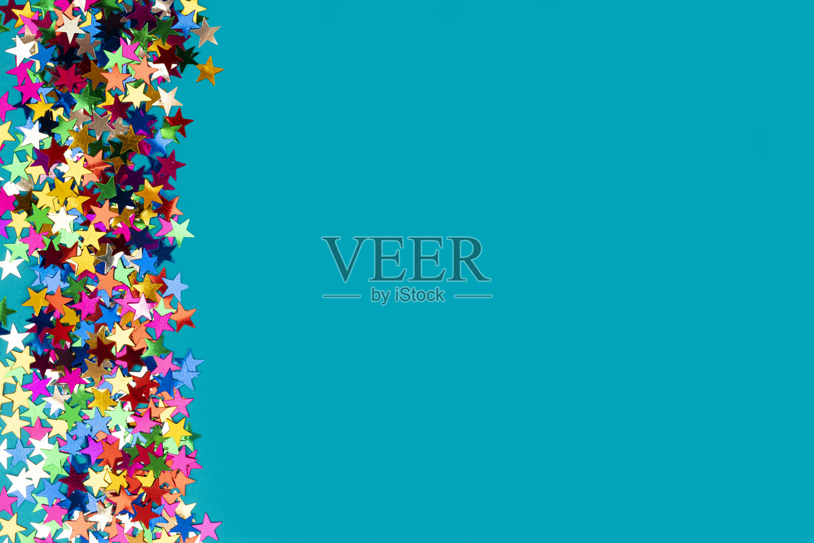 五颜六色的星星,五彩纸屑,孤立在蓝色背景上照片摄影图片