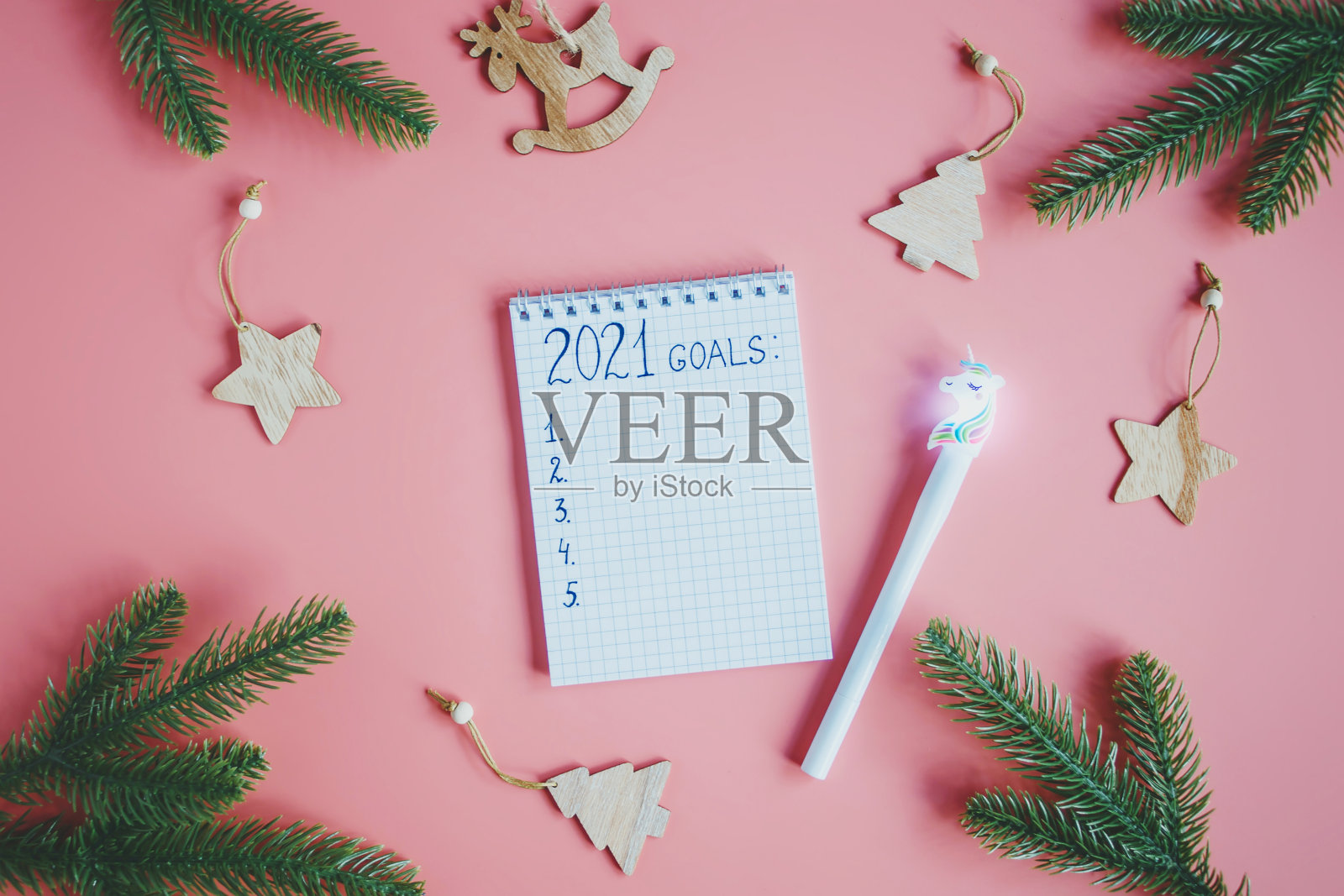 节日装饰和写有2021年目标、计划和梦想的笔记本。新年和圣诞节的概念。平的。前视图。照片摄影图片
