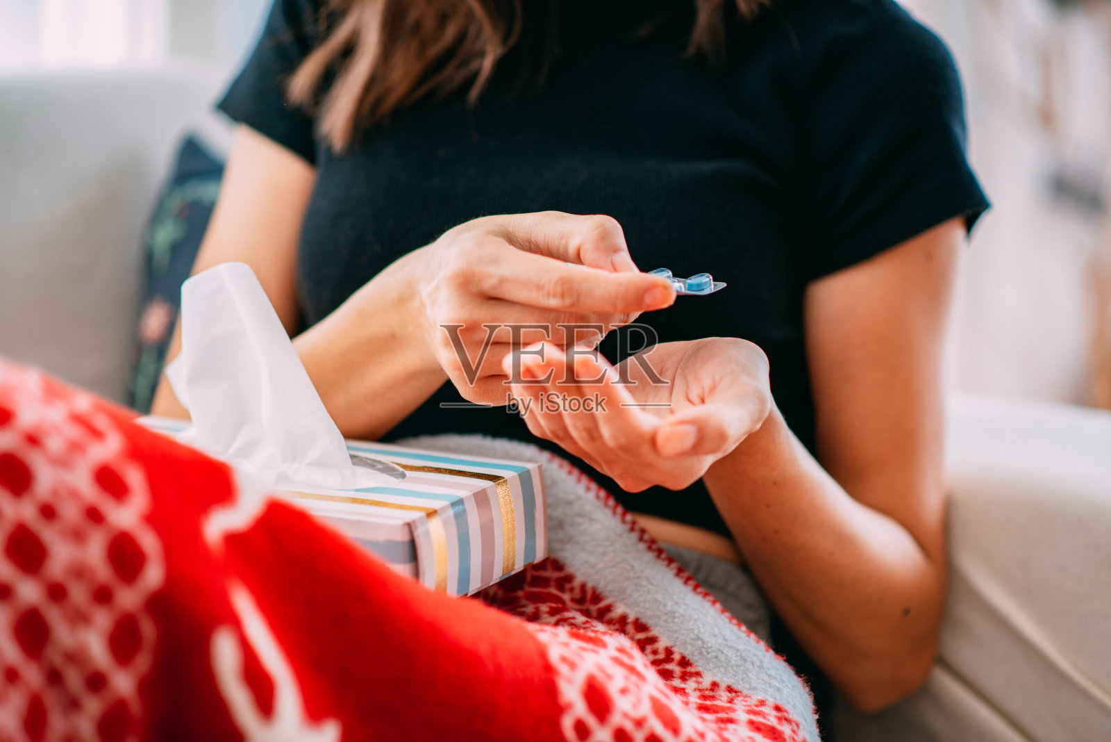 一个生病的女人手里拿着药丸照片摄影图片