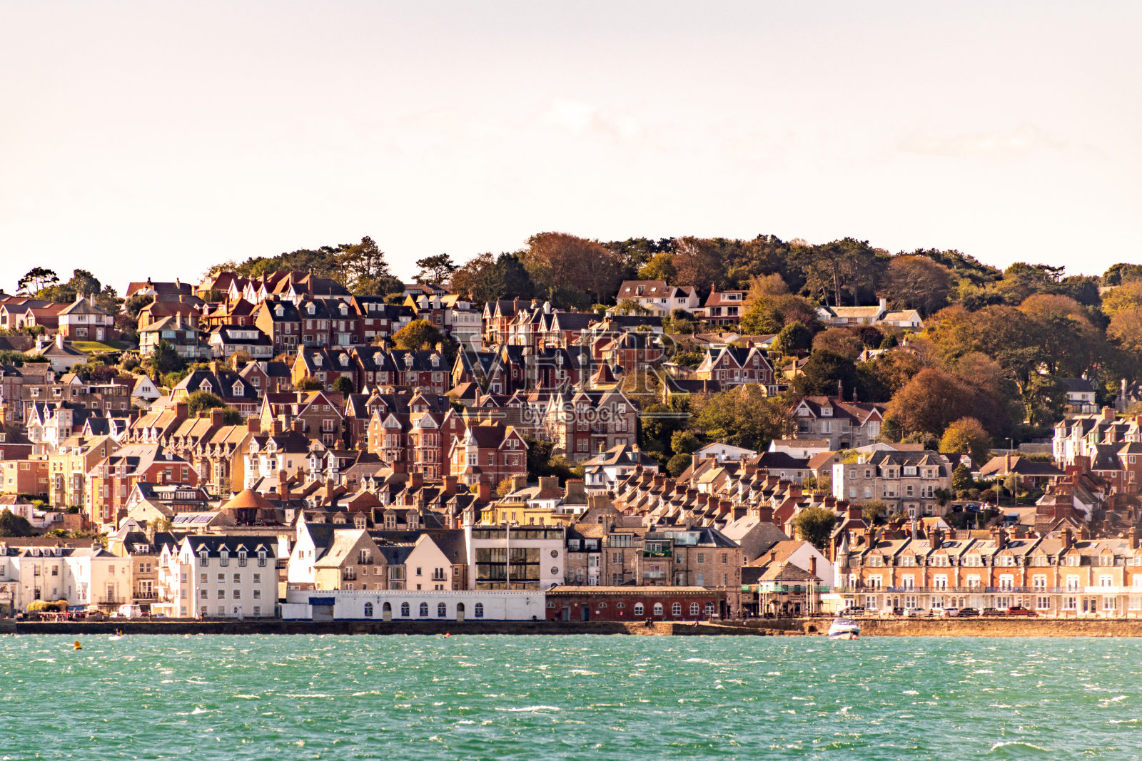 从海边看斯瓦尼奇镇照片摄影图片