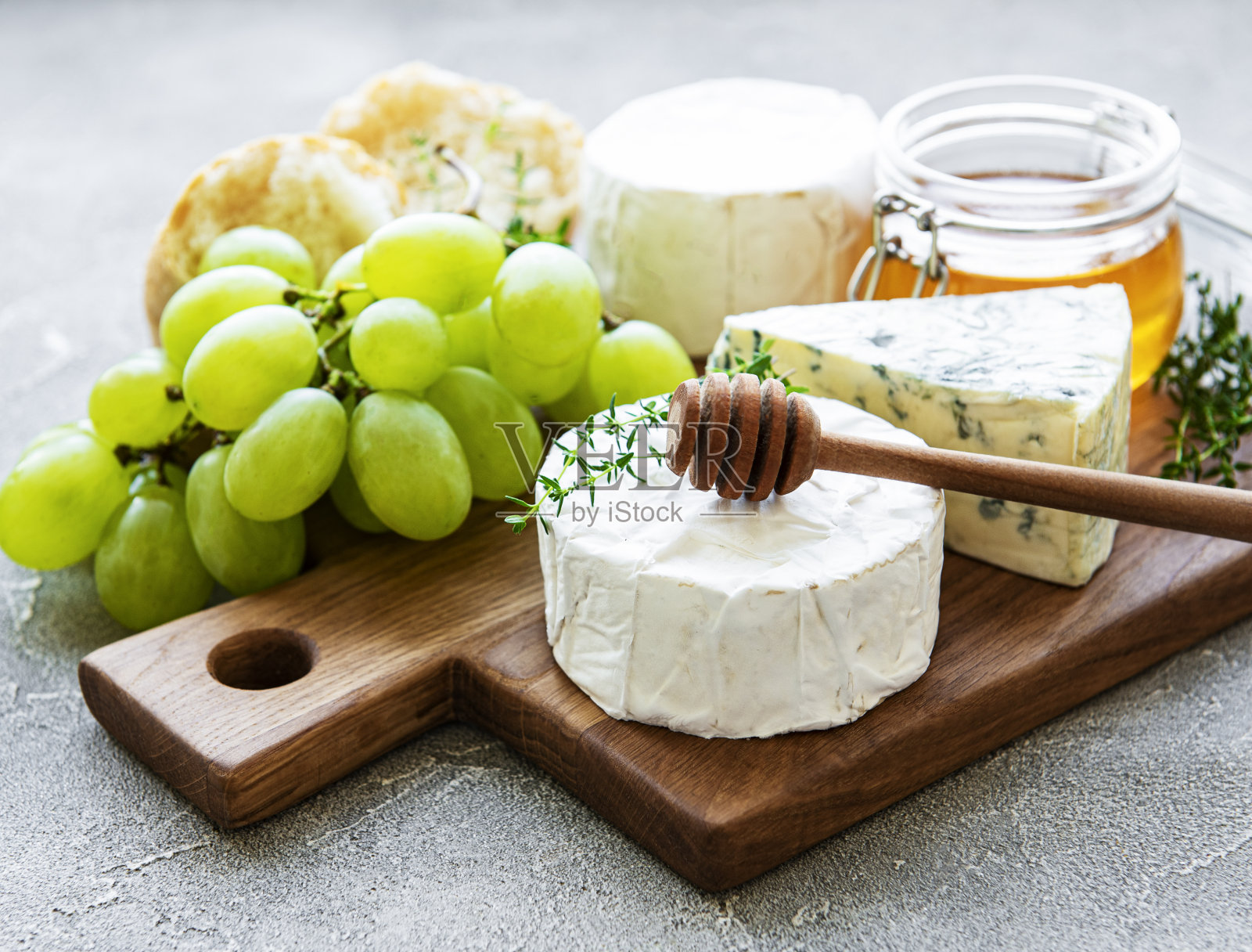 选择奶酪,蜂蜜和葡萄,灰色混凝土背景照片摄影图片