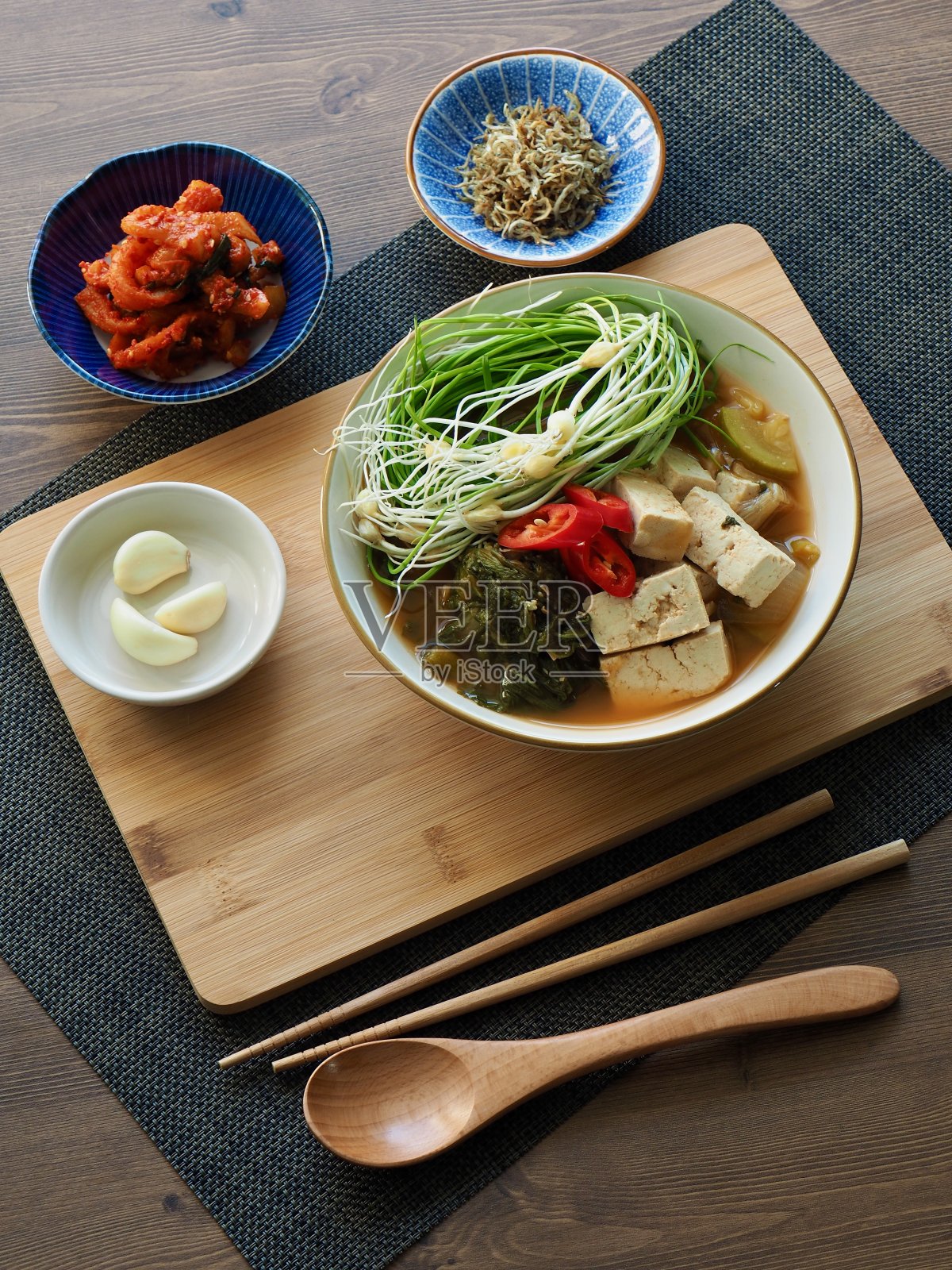 韩国菜野菜韭菜青菜豆酱汤照片摄影图片